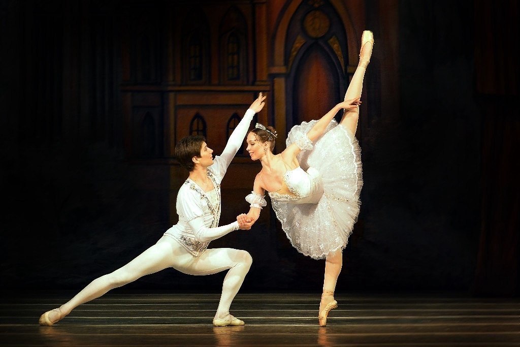 Two ballet dancers in a classical pas de deux on stage