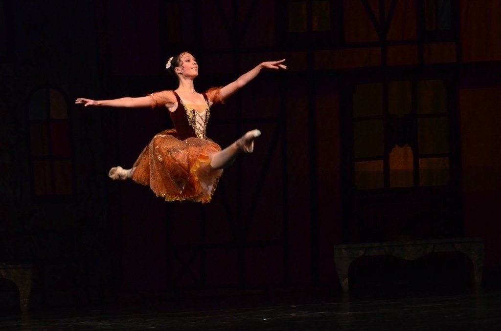 A ballet dancer standing en pointe, photographed in black and white